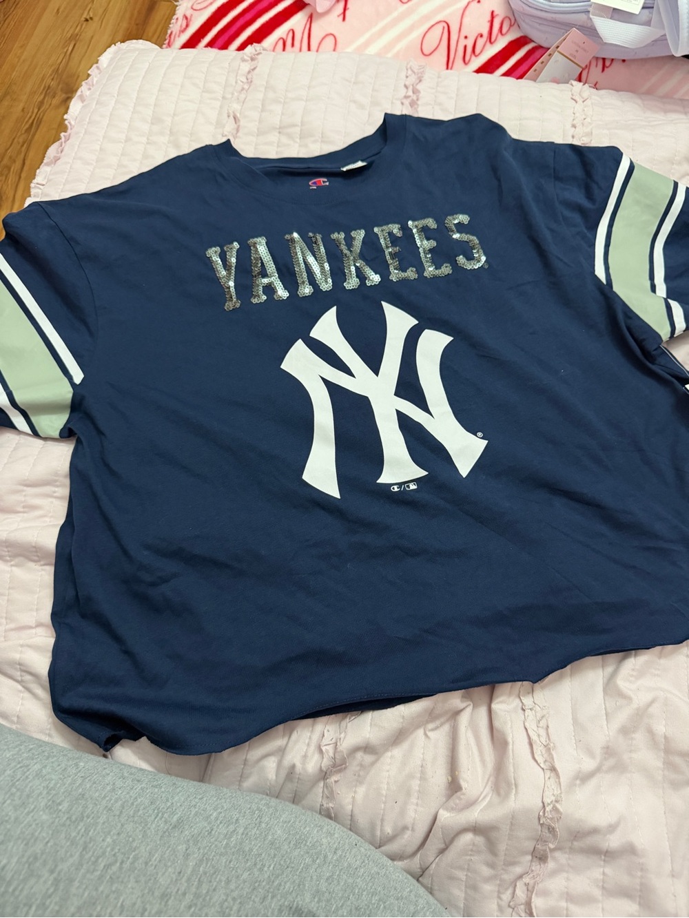 NWT MLB New York Yankees Women's Champion
Sequin Print T-Shirt